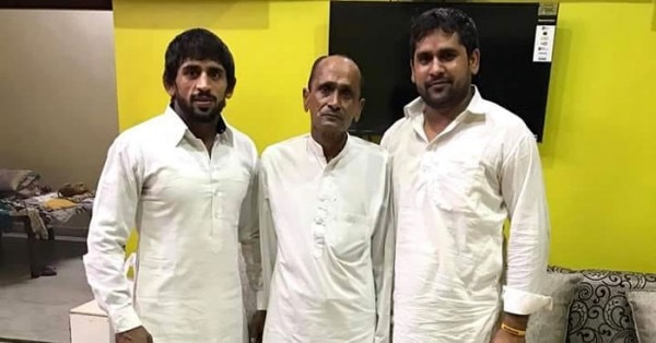 पिता बलवान और भाई हरेंद्र के साथ बजरंग पूनिया