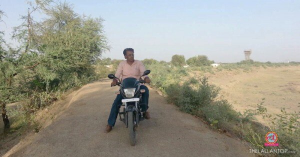 गांव की पगडंडी पर. रोज़ का रास्ता. चरण सिंह.
