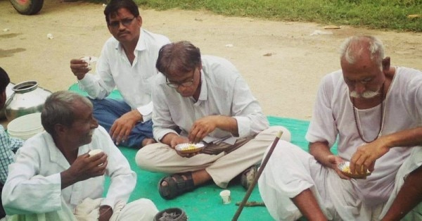 एक धार्मिक यात्रा शुरू होने से पहले नाश्ते का समय. बीच में बैठे हैं चरण सिंह पथिक.
