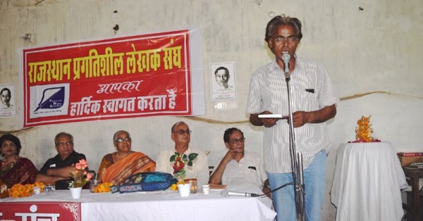 2016 की बात. कवि कैलाश मनहर के गांव मनोहरपुर में अपना कहानी पाठ करते पथिक. 
