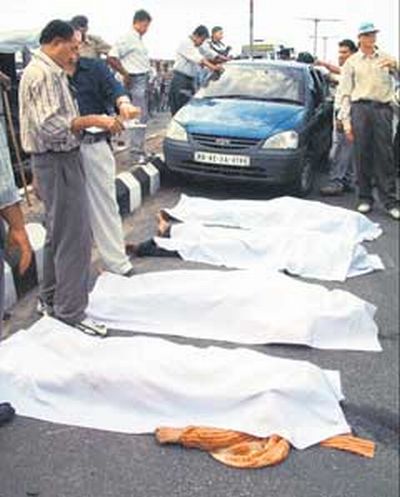 विवादित इशरत जहां एनकाउंटर. पुलिस का कहना है कि इशरत और उसके साथी मोदी को मारने की साज़िश कर रहे थे. मानवाधिकार कार्यकर्ताओं का कहना है कि इशरत और उसके साथी बेगुनाह थे और जानबूझकर मार दिए गए.