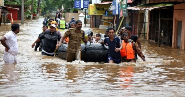 केरल में बाढ़ से बचाव कार्य की एक तस्वीर