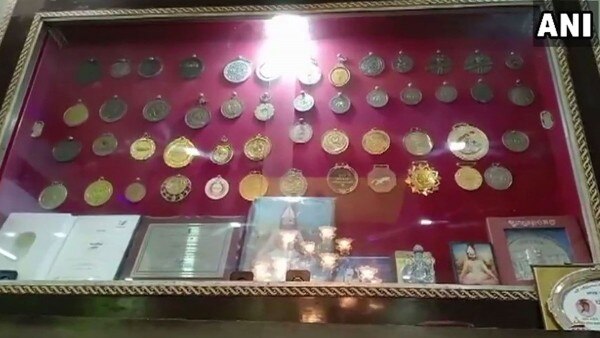 बजरंग के घर में रखे उनके जीते हुए मेडल्स