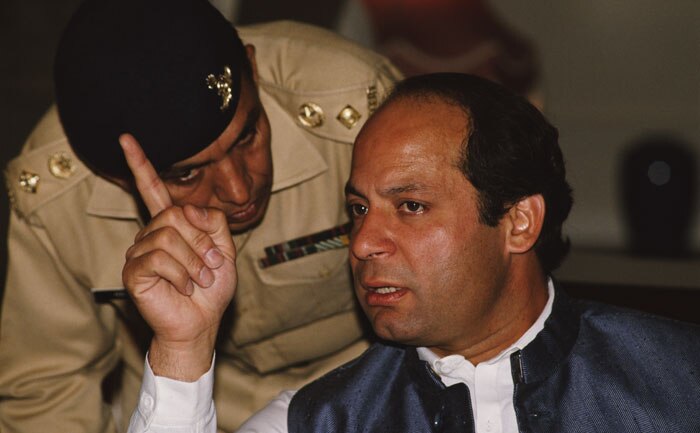 नवाज के स्वभाव के बारे में बताते हैं कि उनका ध्यान बहुत देर तक एक जगह नहीं टिकता. दूसरा, वो सोच-समझकर फैसले नहीं लेते. बहुत जल्द मंसूबे बना लेते हैं. शायद यही सारी चीजें थीं कि नवाज ने कारगिल के ऊपर सेना के दिए गए प्रेजेंटेशन पर उतनी सतर्कता नहीं दिखाई, जितनी उनको दिखानी चाहिए थी. उन्हें लगा कि ये घुसपैठियों को भारत में घुसाने का कोई आम सा ऑपरेशन है (फोटो: Getty)