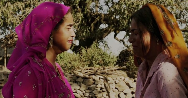 "पटाख़ा" के एक दृश्य में छुटकी (सान्या) और बड़की (राधिका).