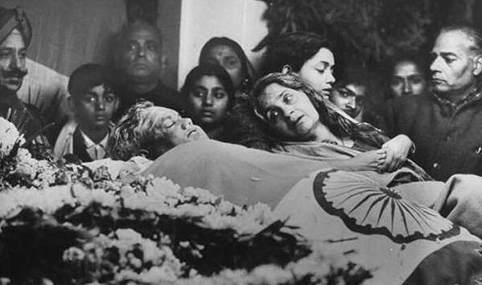 ये ऑरिजनली Getty की तस्वीर है. शास्त्री के शव को जब ताशकंद से वापस लाया गया, ये उसी समय की फोटो है.