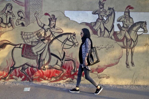 ईरान में एक फारसी कविता की चित्रकारी (तस्वीर: AP Photo/Ebrahim Noroozi)