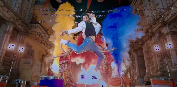'कमरिया' डांडिया वाली फील लिए हुए है. लास्ट में आता है.