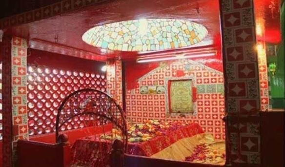 सरमद शहीद की मज़ार: आधा कलमा पढ़ते थे, वस्त्रहीन घूमते थे (तस्वीर: लुबना इरफ़ान)