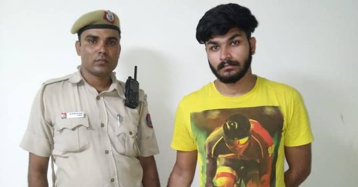पुलिस की गिरफ्त में रोहित.