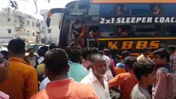 गुजरात से लोग अपने घर वापस जा रहे हैं.