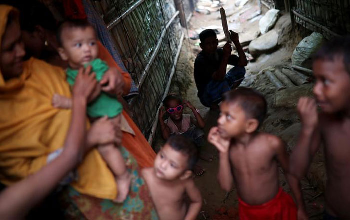 म्यांमार कहता है कि रोहिंग्या उसके लोग नहीं हैं. बांग्लादेशी हैं. बांग्लादेश कहता है कि रोहिंग्या उसके नहीं. इस चक्कर में रोहिंग्या ऐसा समुदाय बन गया, जिसका अपना कोई देश नहीं. ये बांग्लादेश के एक रोहिंग्या रिफ्यूजी कैंप की तस्वीर है (फोटो: रॉयटर्स) म्यांमार कहता है कि रोहिंग्या उसके लोग नहीं हैं. बांग्लादेशी हैं. बांग्लादेश कहता है कि रोहिंग्या उसके नहीं. इस चक्कर में रोहिंग्या ऐसा समुदाय बन गया, जिसका अपना कोई देश नहीं. ये बांग्लादेश के एक रोहिंग्या रिफ्यूजी कैंप की तस्वीर है (फोटो: रॉयटर्स)
