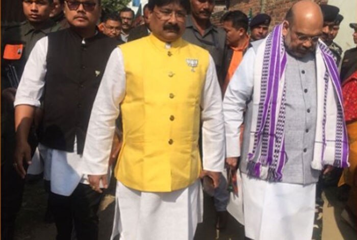 अमित शाह के बाईं तरफ हैं जगदीश भुयान. एनकाउंटर के समय वो असम गण परिषद के नेता थे. AASU के उपाध्यक्ष भी थे. वो भुयान ही थे, जो सबसे पहले ये मामला लेकर गुवाहाटी हाई कोर्ट पहुंचे थे (फोटो: ट्विटर)