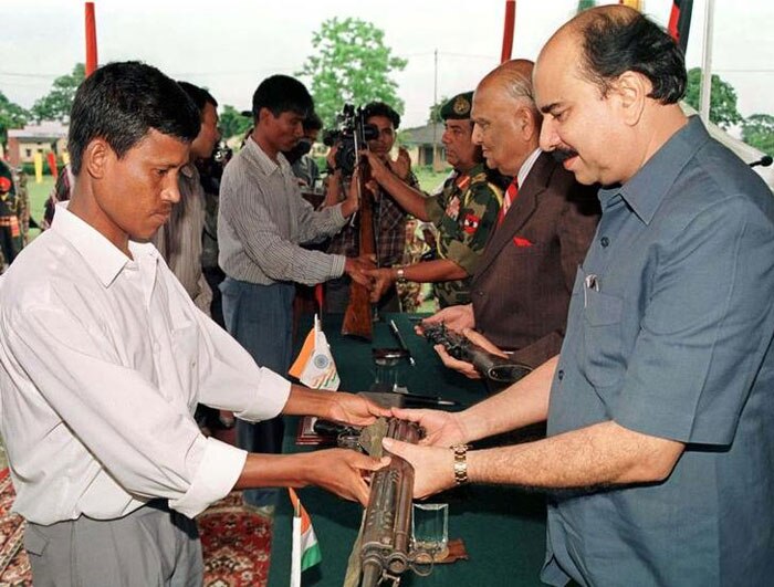 ये जुलाई 1998 की फोटो है. असम के ठाकुरबानी में ULFA के कुछ चरमपंथी सरेंडर कर रहे हैं. ये सरेंडर करने वाले SULFA कहलाते थे. सरकार इन सल्फाओं को उल्फा के खिलाफ चल रही लड़ाई में इस्तेमाल करती थी (फोटो: रॉयटर्स)