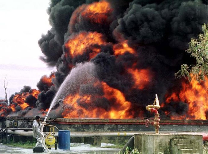 ये अगस्त 1998 की तस्वीर है. एक दमकल कर्मचारी आग बुझाने में लगा है. ULFA के लोगों ने इंडियन ऑइल कॉर्पोरेशन के पेट्रोलियम कंटेनर डिपो में रखे स्टोरेज टैंक्स में आग लगा दी थी. सात टैंक जलकर राख हो गए. उल्फा के हाथों होने वाले हमले बहुत आम थे उन दिनों (फोटो: रॉयटर्स)