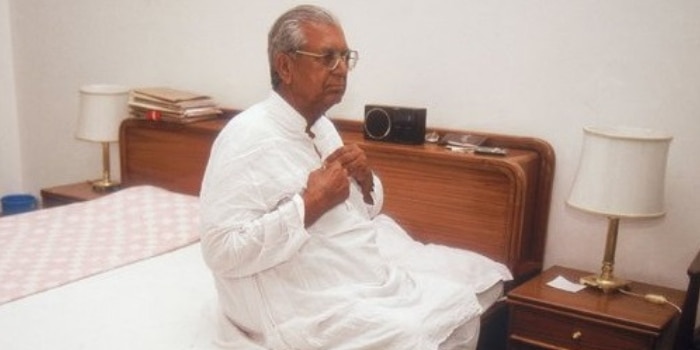 देवीलाल के लिए खुद भी पार्टी का वारिस चुनना आसान नहीं रहा था. उन्होंने अपने छोटे बेटे रणजीत सिंह की बजाय ओपी चौटाला को चुना. रणजीत सिंह ने बाद में कांग्रेस जॉइन कर ली. यहां भी कुछ दुष्यंत से ऐसा ही करने की उम्मीद कर रहे हैं, जो फ़िलहाल तो असंभव नज़र आ रहा है.