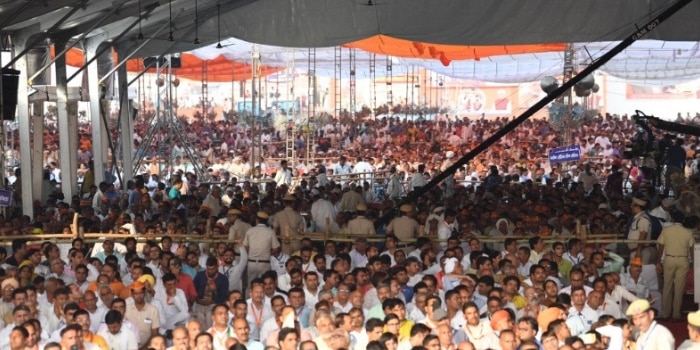 नरेंद्र मोदी की सांपला रैली में भीड़ उतनी नहीं जुटी जितनी उम्मीद की जा रही थी. साथ ही, हूटिंग आदि की घटनाएं भी देखने को मिलीं.