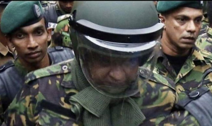 अर्जुन रणतुंगा को STF की यूनिफॉर्म पहनाकर निकालना पड़ा. भीड़ काफी हिंसक थी. वो रणतुंगा को जाने ही नहीं दे रही थी (फोटो: श्री लंका टुडे)