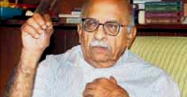 एमएन बुच ने अपनी किताब में लिखा है कि सीएम गोविंद नारायण सिंह नोटों से भरा सूटकेस लेकर बैठते थे.