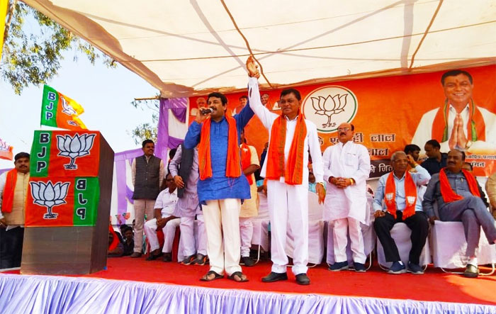 कोरबा जिले के कटघोरा विधानसभा क्षेत्र में चुनावी भाषण देते हुए मनोज तिवारी. जिनका हाथ पकड़कर उठाया है, वो हैं इलाके के बीजेपी उम्मीदवार लखनलाल देवांगन (फोटो: बीजेपी)