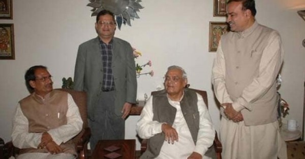 लखनऊ और विदिशा दोनों जगहों से चुनाव जीतने के बाद वाजपेयी ने विदिशा सीट छोड़ दी. उपचुनाव हुए तो शिवराज बीजेपी के प्रत्याशी बने, चुनाव लड़े और जीतकर संसद पहुंचे.