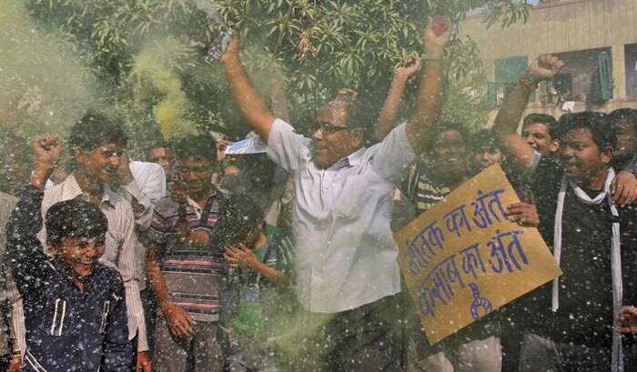 ये 21 नवंबर, 2012 की फोटो है. इसी दिन कसाब को फांसी चढ़ाया गया था. भारत में जगह-जगह पर लोगों ने इसकी खुशी मनाई. ये अहमदाबाद से आई ऐसी ही एक तस्वीर है (फोटो: रॉयटर्स)