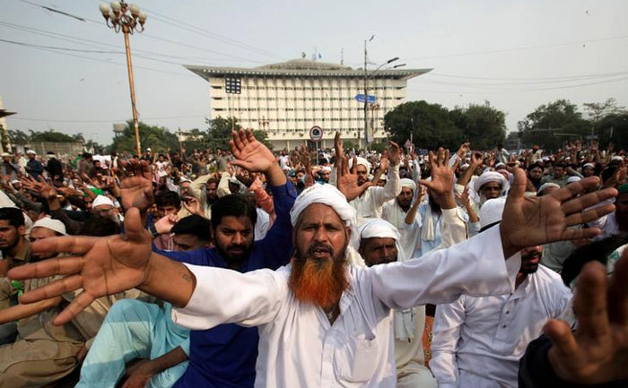 ये 'तहरीक-ए-लबाइक पाकिस्तान' (TLP) के समर्थक हैं. ये सभी आसिया बीवी की रिहाई के खिलाफ प्रदर्शन करने सड़कों पर उतरे हैं. पाकिस्तान में जगह-जगह इस तरह के प्रदर्शन हो रहे हैं (फोटो: रॉयटर्स)