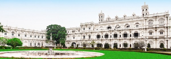 वापस लाए गए सभी विधायकों को जयविलास पैलेस में बंद किया गया था.