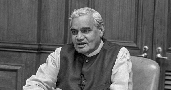 1999 में अटल बिहारी वाजपेयी के नेतृत्व में एनडीए की सरकार बनी और फिर साल 2000 में छोटे राज्यों की मांग पूरी हो गई.