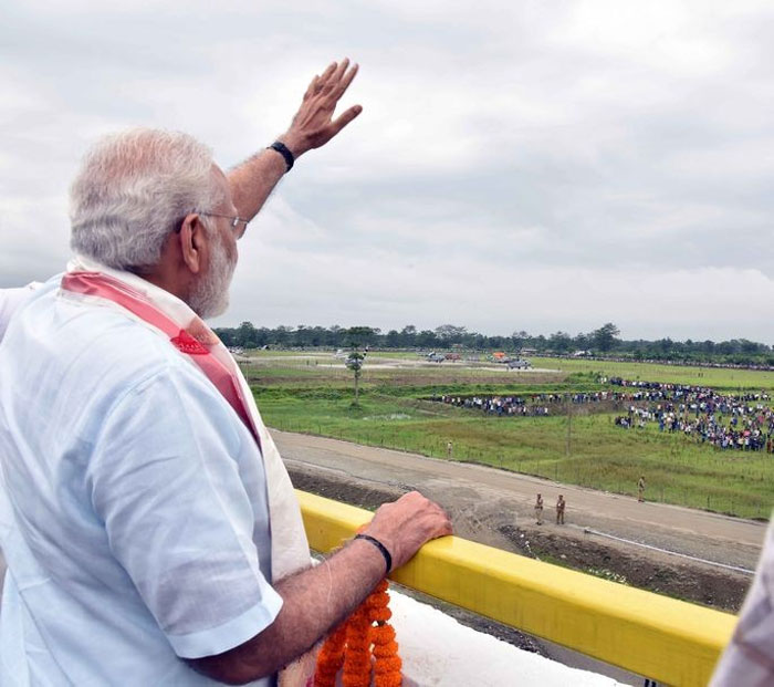 मोदी ने उद्घाटन के समय भाषण देते हुए भी वाजपेयी का जिक्र किया. कहा कि अगर 2004 में बीजेपी हारी नहीं होती, तो पुल 10 साल पहले ही बनकर तैयार हो गया होता (फोटो: narendramodi.in)