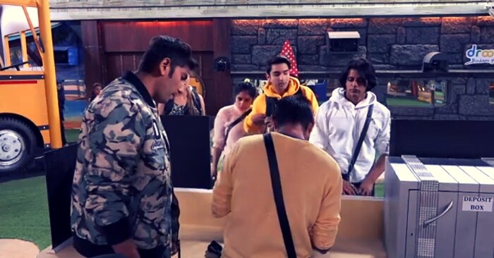 रोमिल को कैप्टेंसी टास्क से बाहर करते दीपक और ये सब होता टुकुर-टुकुर देखते रोमिल.
