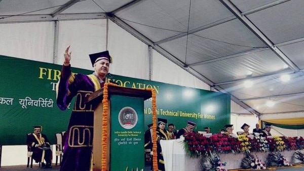 इवनिंग कोर्स के छात्रों ने ये मामला दिल्ली के शिक्षा मंत्री मनीष सिसोदिया के सामने भी उठाया था.