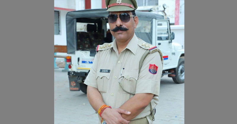 ये हैं स्याना थाना के प्रभारी सुबोध कुमार सिंह. 3 दिसंबर को सुबोध भीड़ के हाथों कत्ल कर दिए गए. ये सारा मामला कथित गोकशी की अफवाह पर शुरू हुआ. पुलिस की शुरुआती जांच के हिसाब से जो गाय के टुकड़े उस दिन महाव गांव में मिले, वो ताज़ा कटी गाय के नहीं थे. पुराने थे.