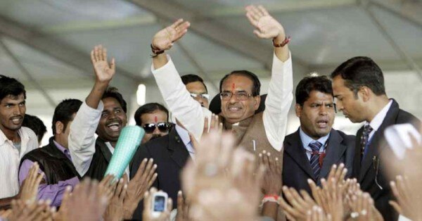 शिवराज सिंह चौहान ने भी ममता पर हमला बोला है लेकिन वो शायद 2012 का अपना वो आदेश भूल गए, जिसमें केंद्रीय एजेंसियों को राज्य के IAS और IPS की जांच से रोक दिया गया था.
