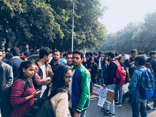 रेग्युलर कोर्स के छात्र कह रहे है कि अगर इवनिंग वालों को रेग्युलर की डिग्री दी जाएगी, तो वो भी आंदोलन करेंगे.