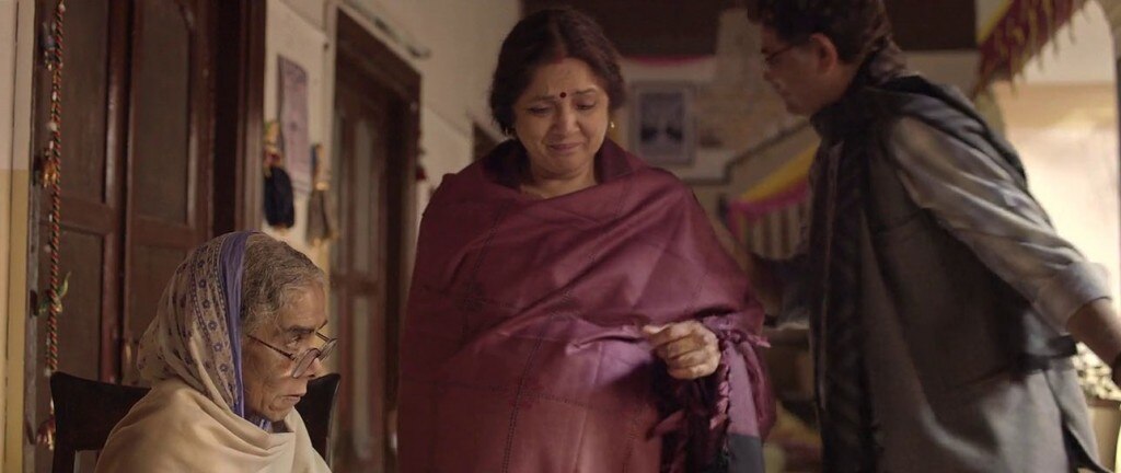 "पति पत्नी में प्रेम होना, बुरी बात होवे? बता?" - दादी (अधेड़ उम्र में प्रेग्नेंट हो गई अपनी बहू प्रियंवदा व बेटे जीतू को असंस्कारी बोलने वाली दूसरी बहुओं को लताड़ते हुए कहती हैं.