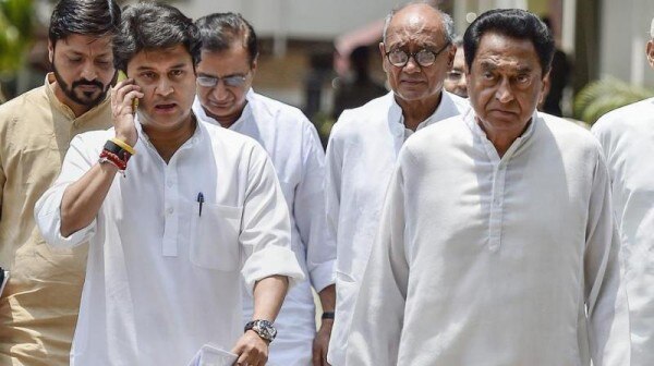 आखिरकार वही हुआ जिसकी उम्मीद थी. सिंधिया और कमलनाथ की राहें जुदा हो गई हैं. (फाइल फोटोःपीटीआई) आखिरकार वही हुआ जिसकी उम्मीद थी. सिंधिया और कमलनाथ की राहें जुदा हो गई हैं. (फाइल फोटोःपीटीआई)