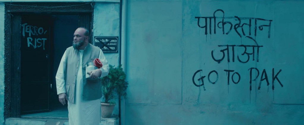 "अली मोहम्मद जी, कोई आपकी दाढ़ी पर सवाल उठाए आज के बाद तो इमोशनल मत होइए, और गुस्सा भी मत कीजिए. एक किताब है - 'भारत का संविधान'. इसके पहले पन्ने की कुछ फोटो कॉपीज़ करवा लीजिए दो चार. और जो भी सवाल उठाए उसे पकड़ा दीजिए. उसके बाद भी परेशान करे तो हम संभाल लेंगे." - न्यायाधीश हरीश मधोक (मुराद अली से.)