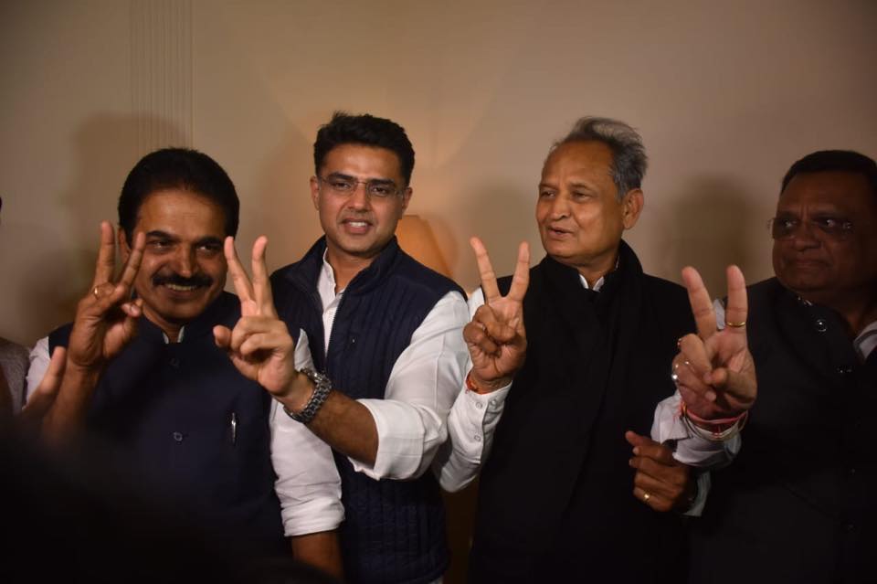 कांग्रेस के केन्द्रीय परिवेक्षक केसी वेणुगोपाल, सचिन पायलट और अशोक गहलोत(बाएं से दाएं)