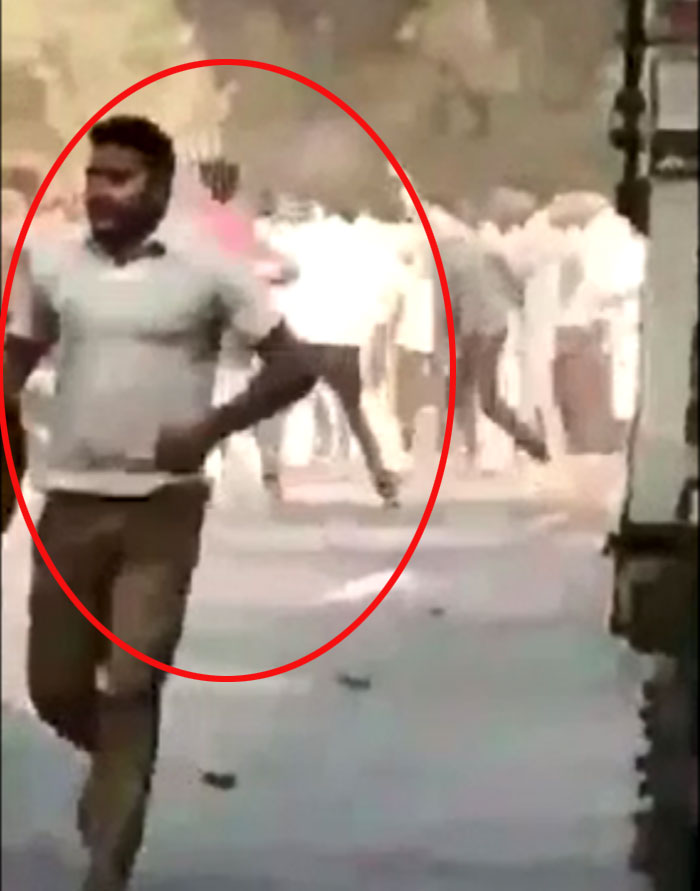 वीडियो में जो लड़का दिख रहा है, इसको बाद में गोली लगती है. ये भीड़ के साथ ही है. गोली चूंकि सुमित को ही लगी थी, इसीलिए लोग इसकी पहचान सुमित ही बता रहे हैं. अगर ये सही है, तो इसका मतलब सुमित दंगाइयों के साथ था.