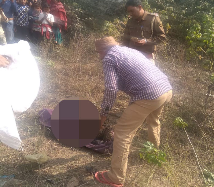 सोशल मीडिया पर लोग लिख रहे हैं कि लड़की के शरीर पर एसिड डाला गया था. लेकिन बुनियादगंज पुलिस का कहना है कि लाश की हालत देखकर लगता है कि मिलने से तीन-चार दिन पहले ही हत्या कर दी गई थी. बॉडी सड़ने लगी थी (फोटो: बिमलेंदु चैतन्य, इंडिया टुडे ग्रुप)