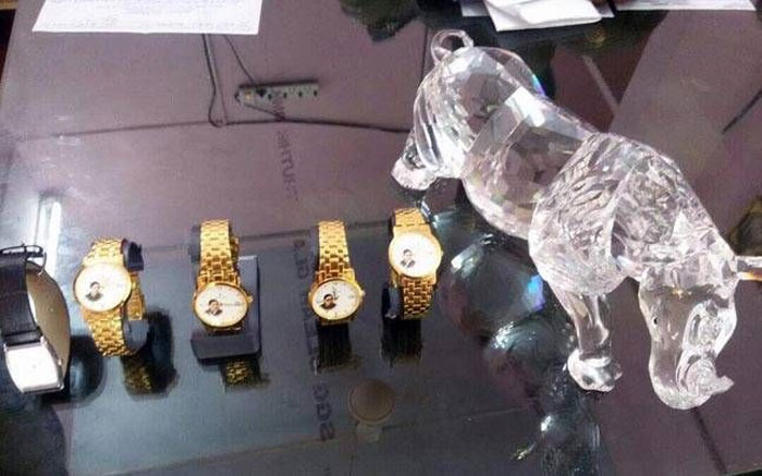 पुलिस का कहना था कि बस ये घड़ियां और क्रिस्टल का पेपर वेट ही चोरी गया था (फोटो: इंडिया टुडे)