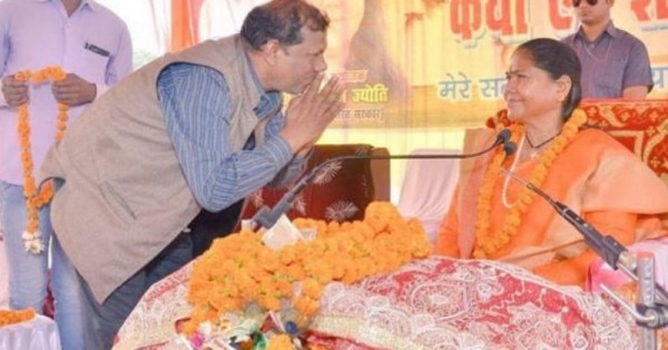 महाकुंभ में मंत्री साध्वी निरंजन ज्योति को निरंजनी अखाड़े का महामंडलेश्वर बनाया गया था. और मोदी कैबिनेट में मंत्री.