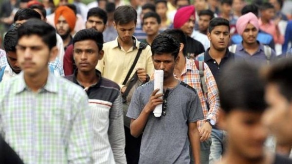 सांकेतिक फोटो अगस्त 2019 में जम्मू-कश्मीर के विशेष राज्य का दर्जा खत्म करने से पहले जम्मू कश्मीर की सभी सरकारी नौकरियां राज्य के स्थायी निवासियों के लिए आरक्षित होती थीं. (सांकेतिक फोटो)