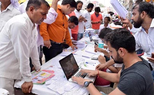 अब संशोधन बिल के बाद NRC का ख़तरा मंडरा रहा है असम में लोग ख़ुद को रजिस्टर कराने के लिए परेशान हैं