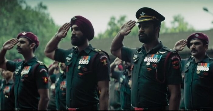 'उड़ी' के एक सीन में विकी कौशल के बगल में सरताज के किरदार में खड़े धैर्य करवा.