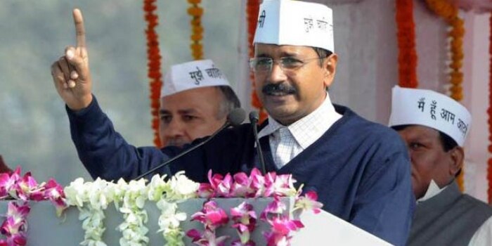 रामलीला मैदान में शपथ लेते अरविंद केजरीवाल.