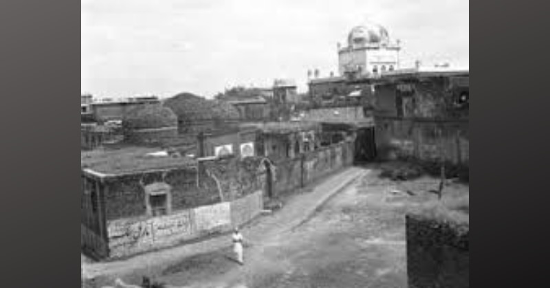 देवबंद की प्रसिद्द छत्ता मस्जिद. यहीं से दारुल उलूम देवबंद की शुरुआत हुई.