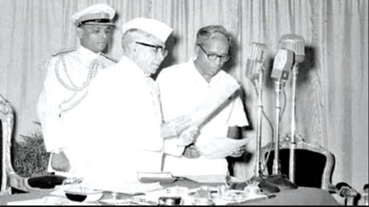 1957 में मुख्यमंत्री पद की शपथ लेते नंबूरीपाद