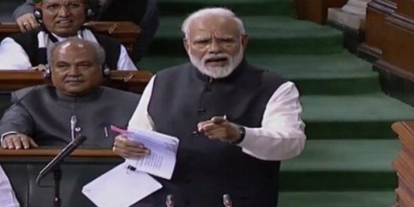 चुनाव आयोग की तारीफ करते हुए मोदी ने कहा 'यह विश्व में गौरव का केंद्र है.'
